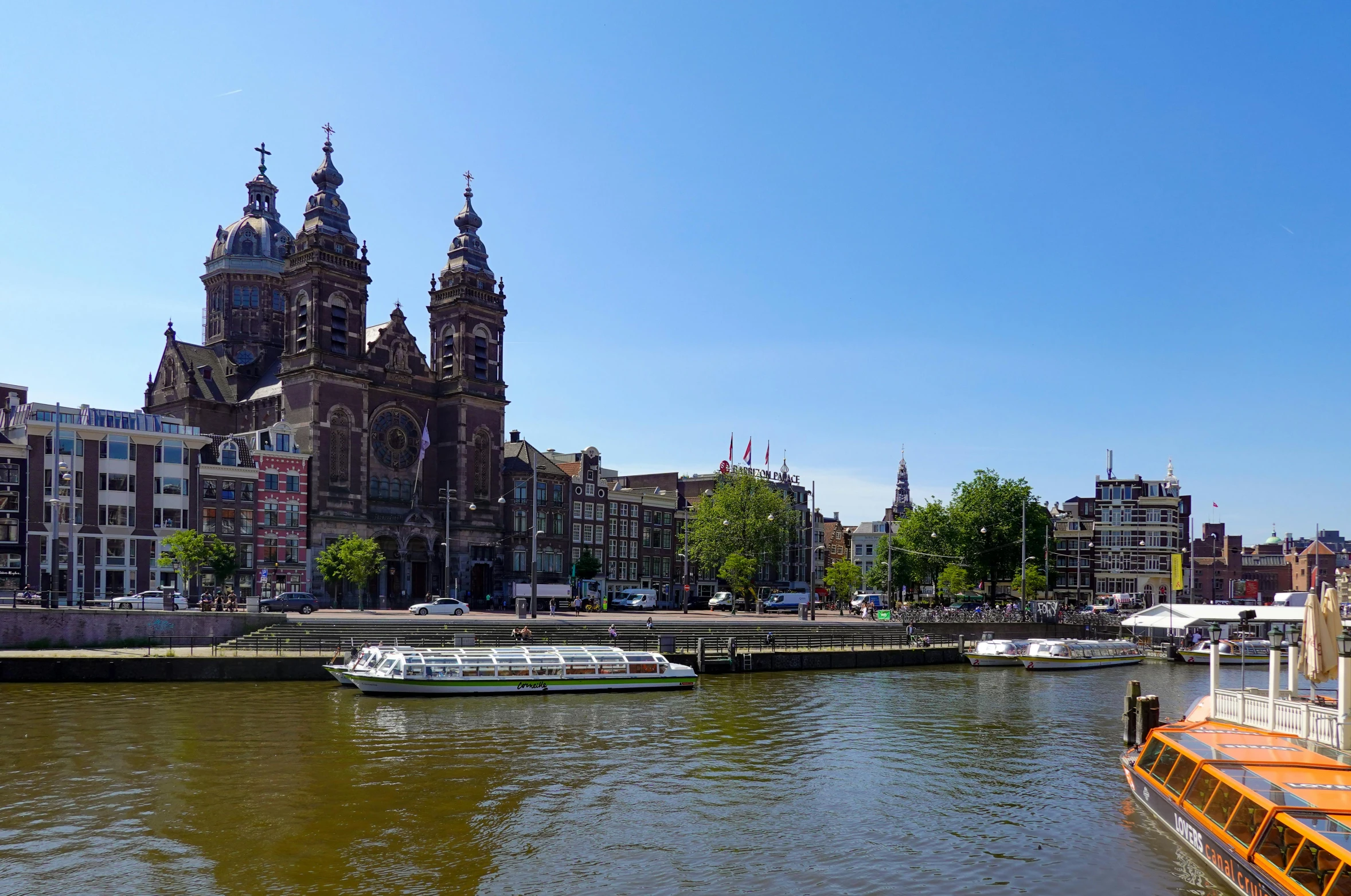 there are several boats parked along the river