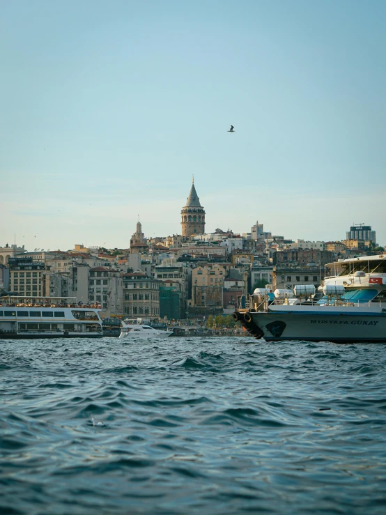 there are boats that are sailing by a large building