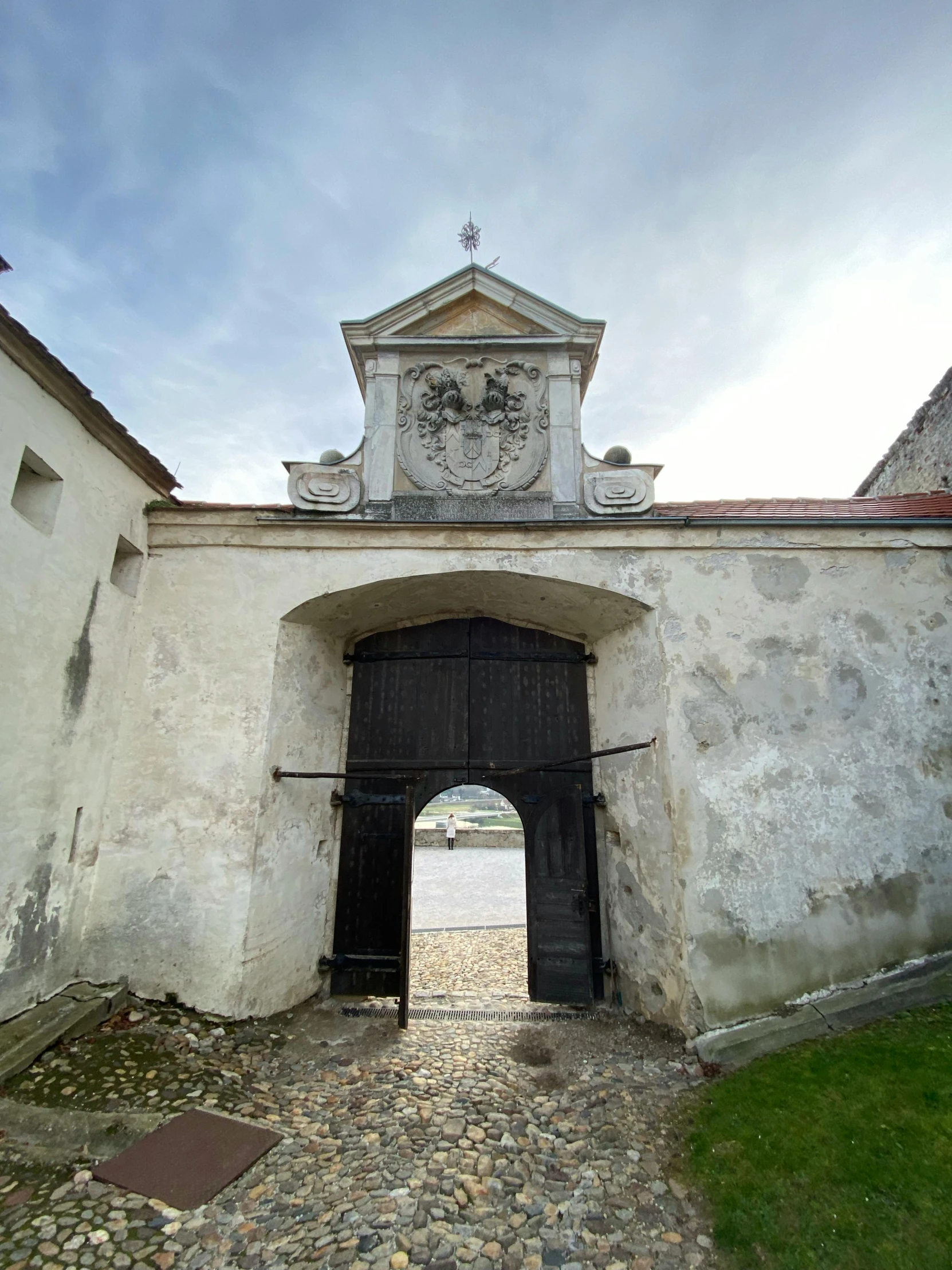 there is a small stone entrance at the entrance to a building