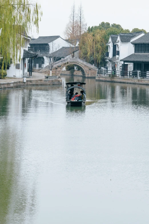 a houseboat sails down the river by itself