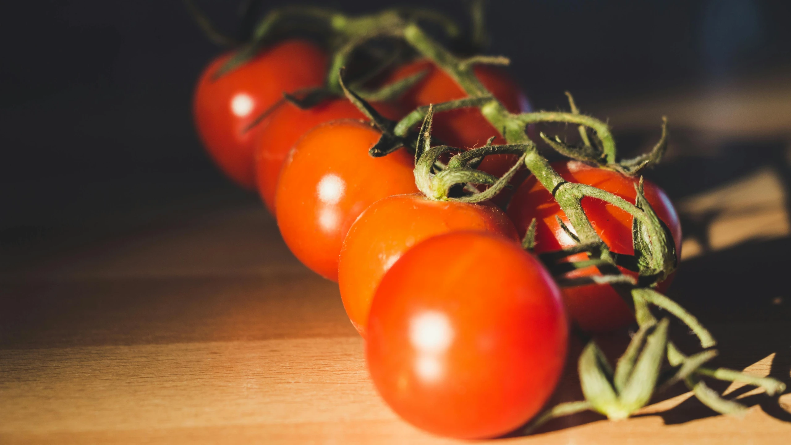 the group of tomatoes are growing together on the nch