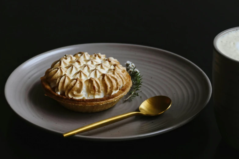 there is a very good looking pie on a plate with a spoon