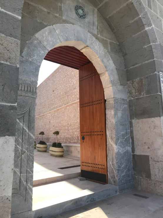 there is an arch in a stone building