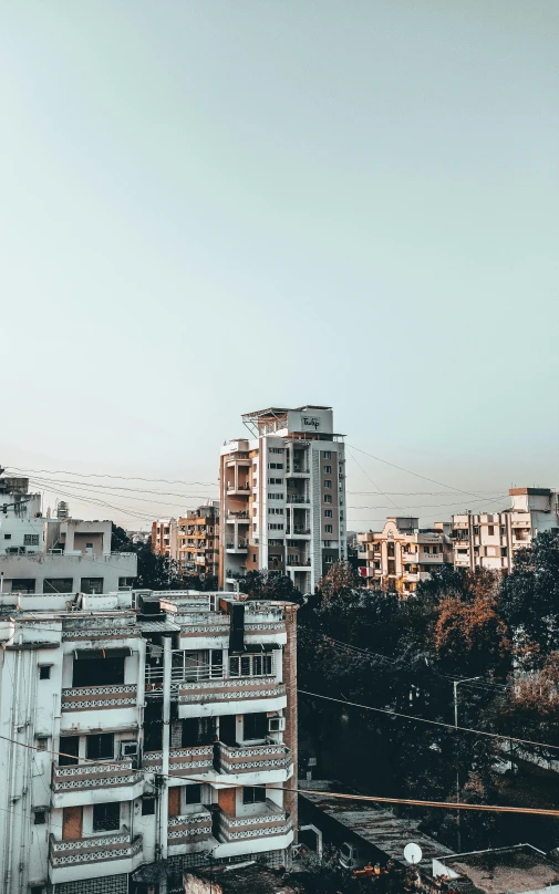 an artistic view of apartment buildings in the middle of the city