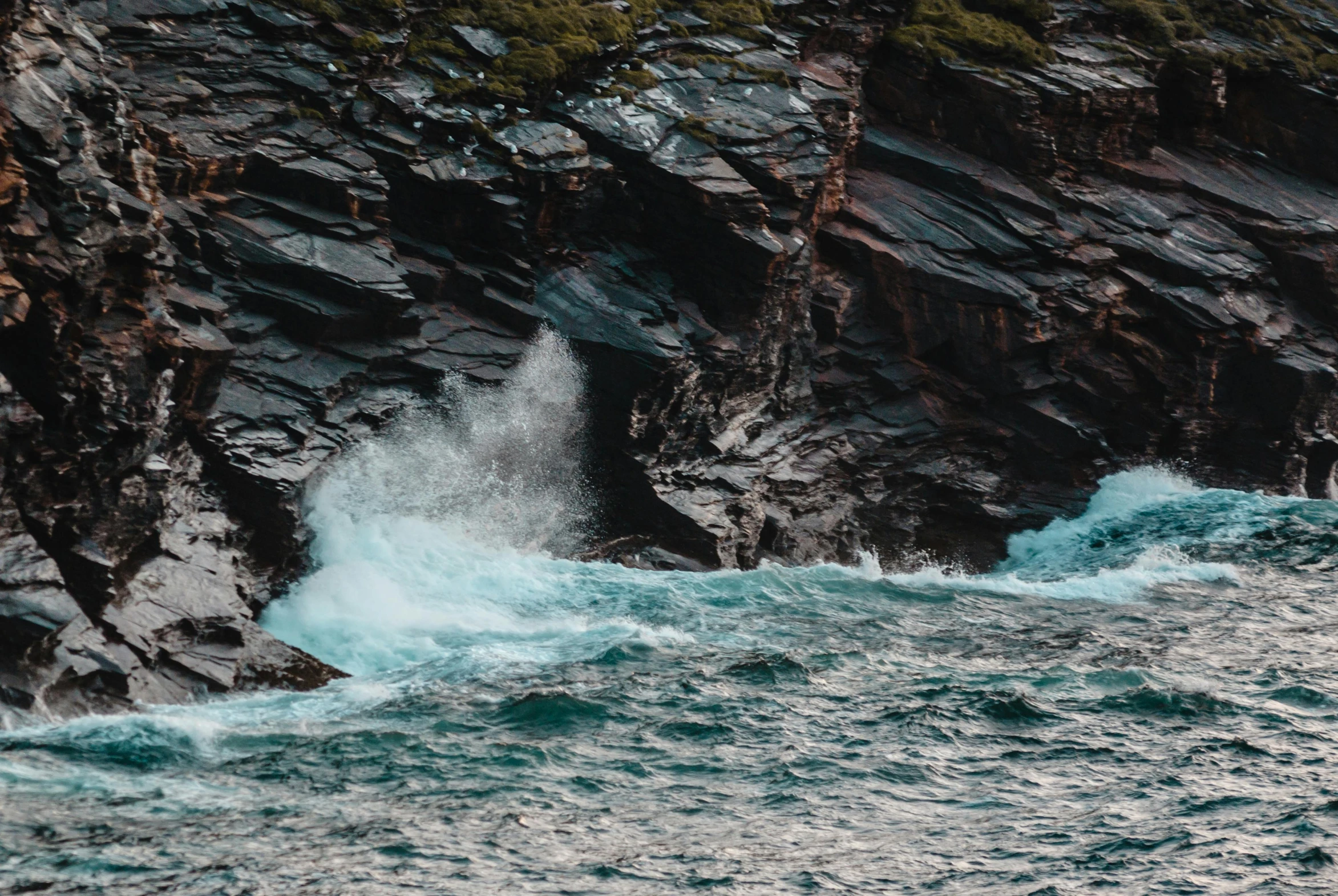 an image of the ocean with rocks at the bottom