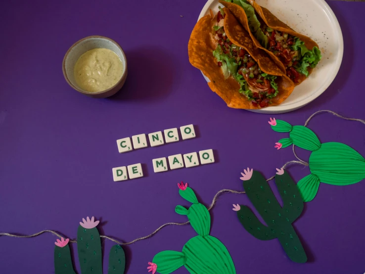 a plate of food next to a sign with some words spelled in a language