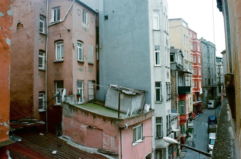 there are many buildings with windows and roofs