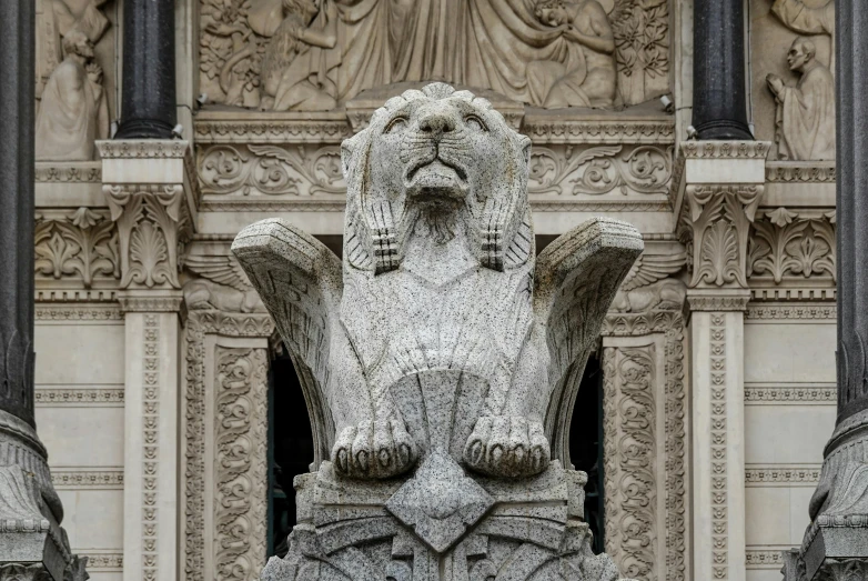 the lion statue sits in front of the ornate wall