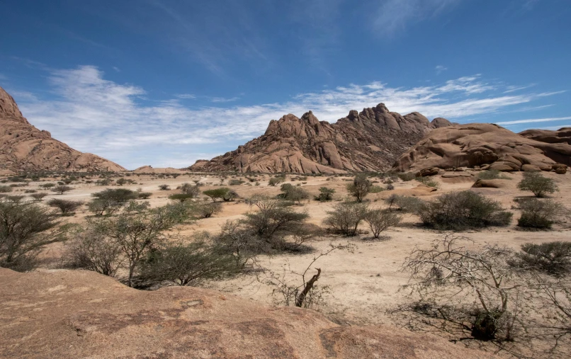 there are many large rocks in the desert