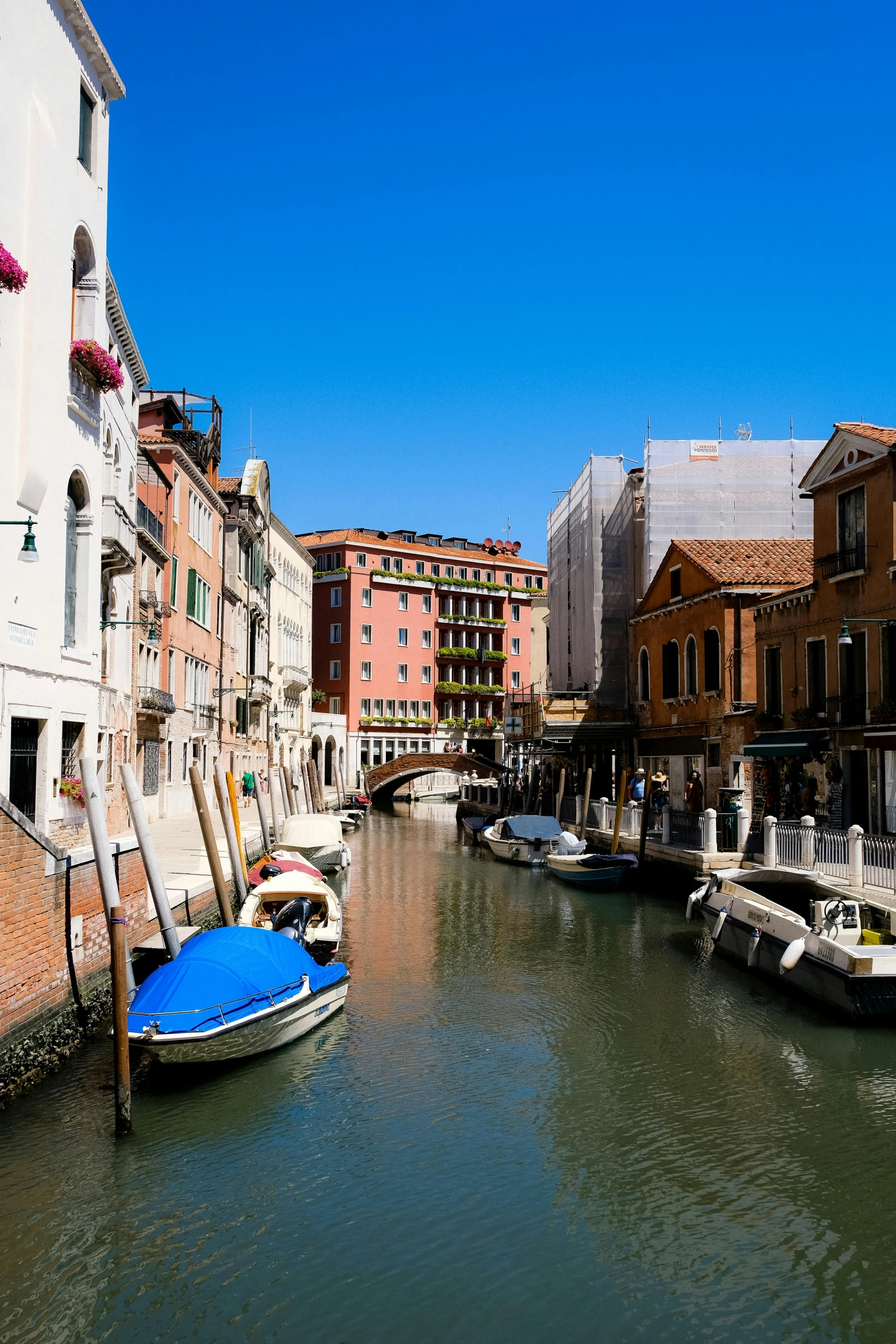 a boat is docked next to a white building