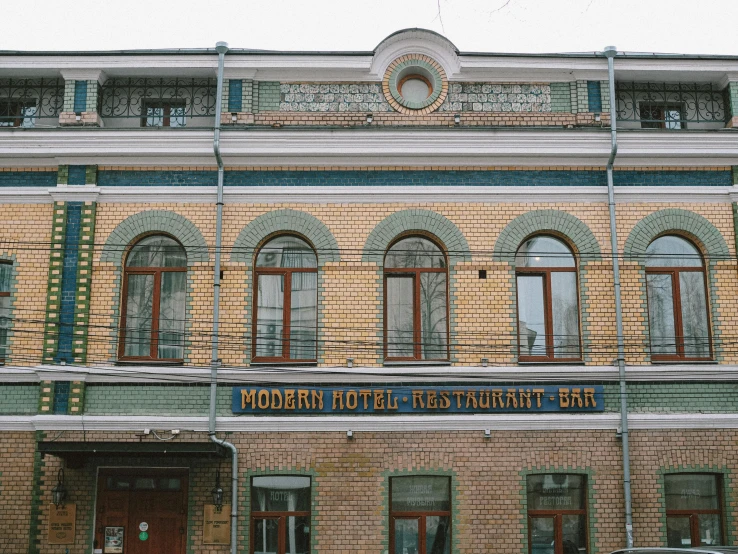 the front of the building has many windows