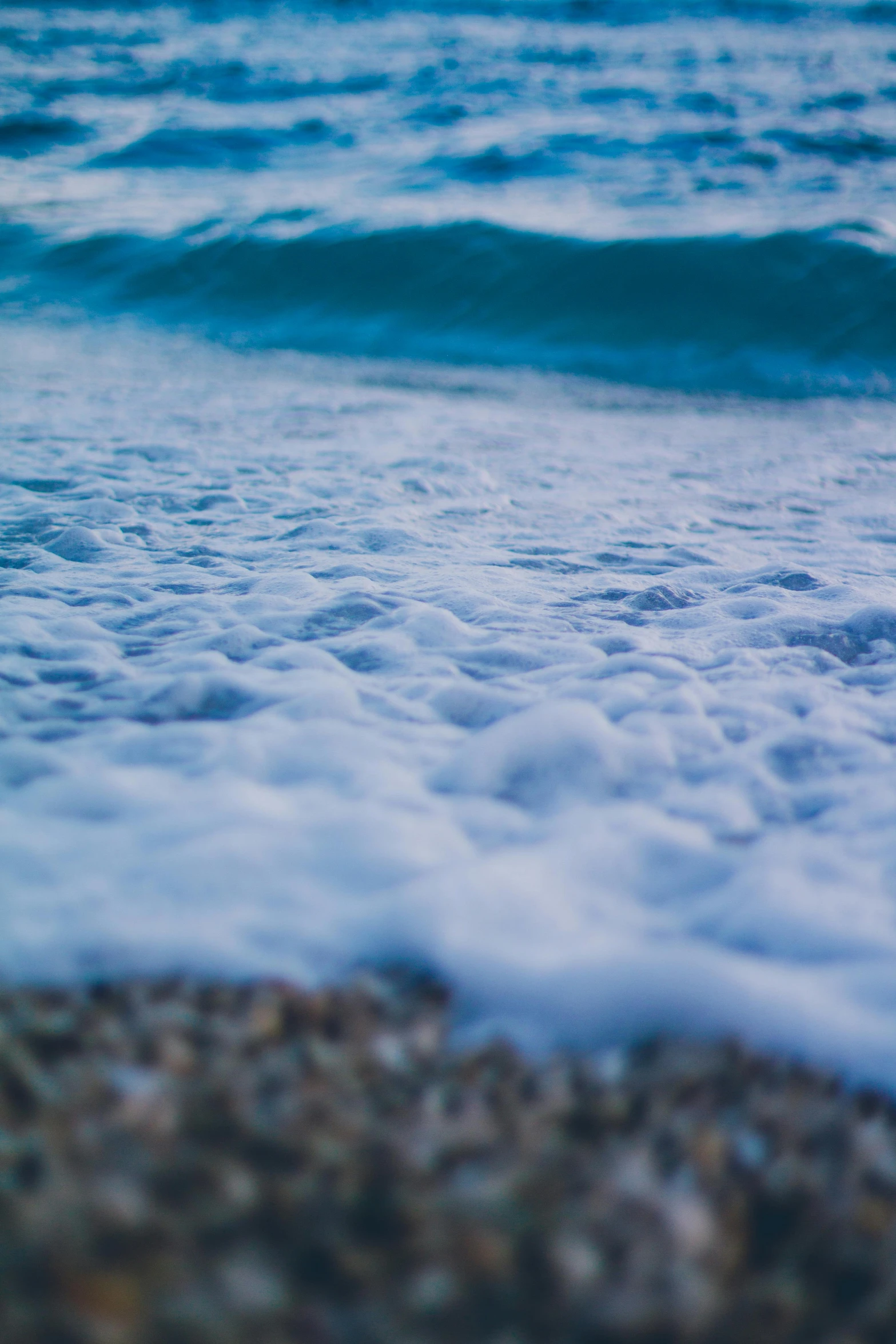 a blurry picture of the water from the ocean