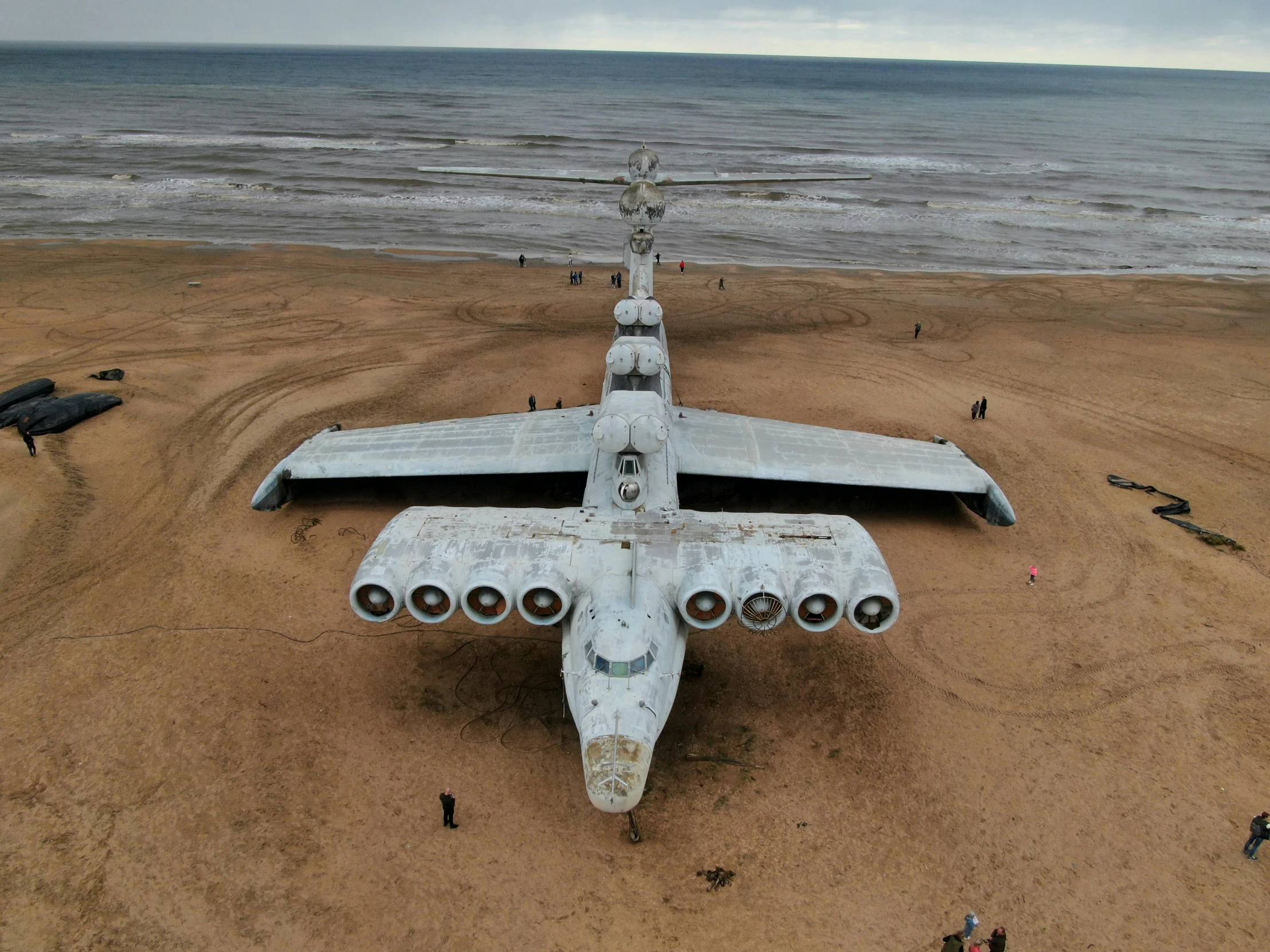 an old plane on the beach near the water