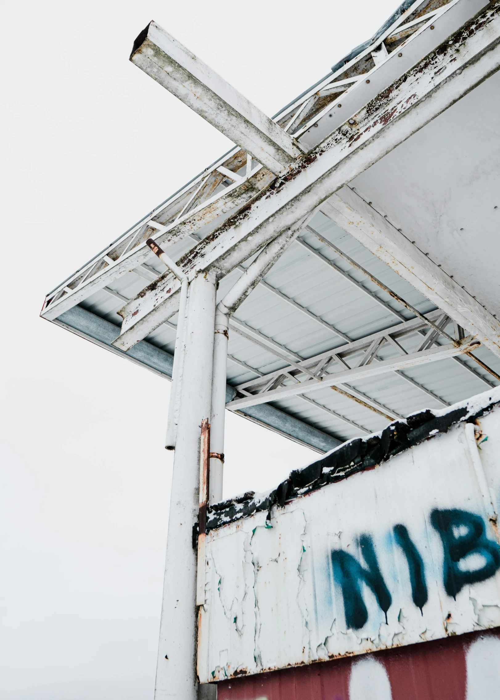 a close up of the back of a rusty metal roof