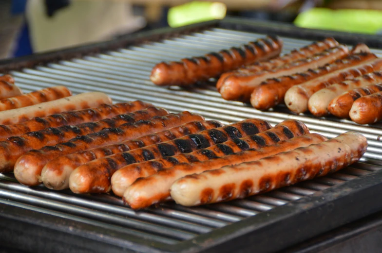 a bunch of  dogs that are on a grill