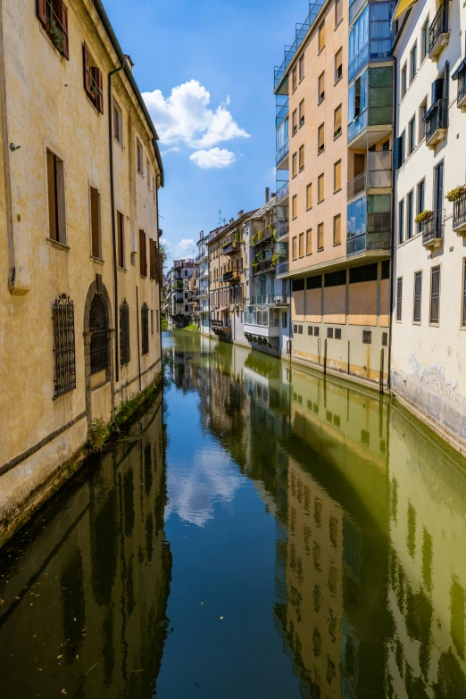 an narrow waterway with a river running between two buildings