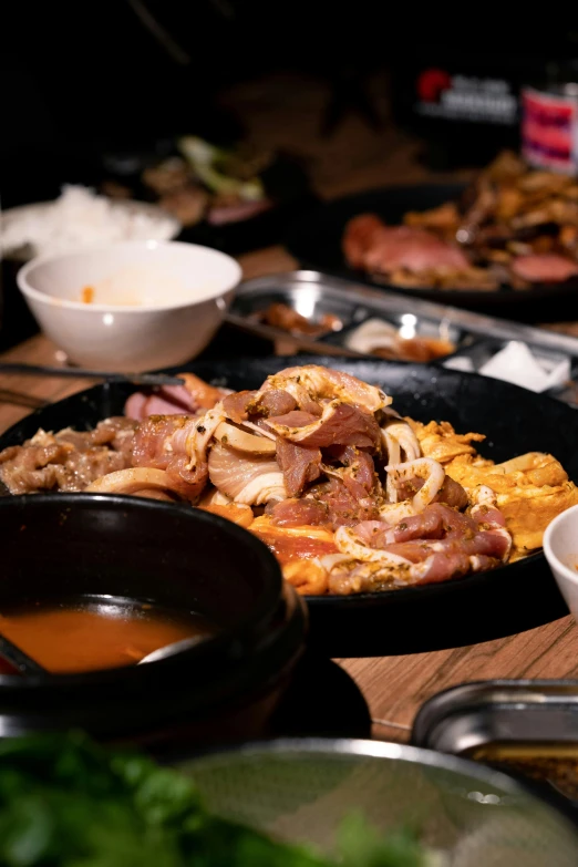 a pizza with ham and mushrooms on a tray and bowls