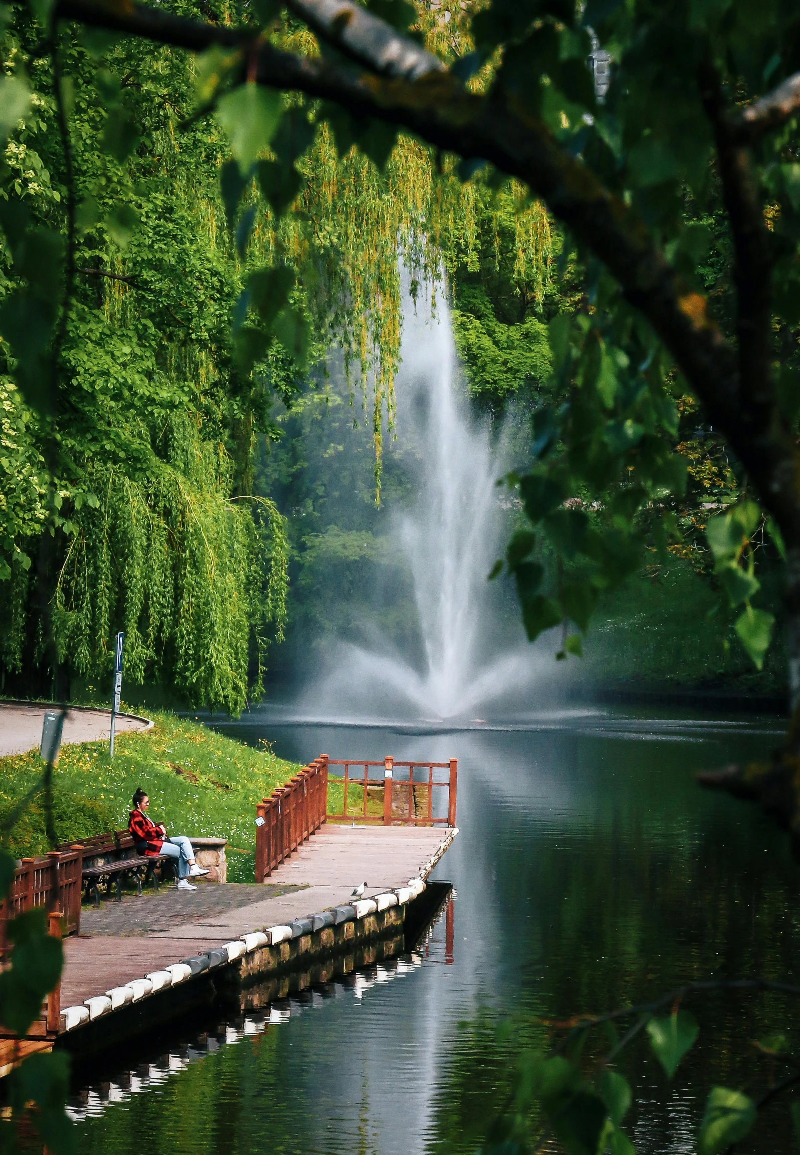 there are many water spouts coming out from the lake