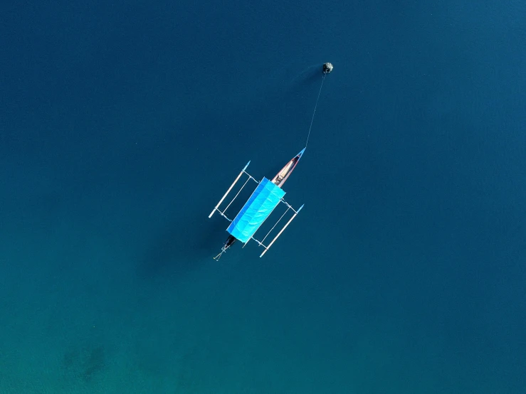 a parasail flying overhead and the ocean in front