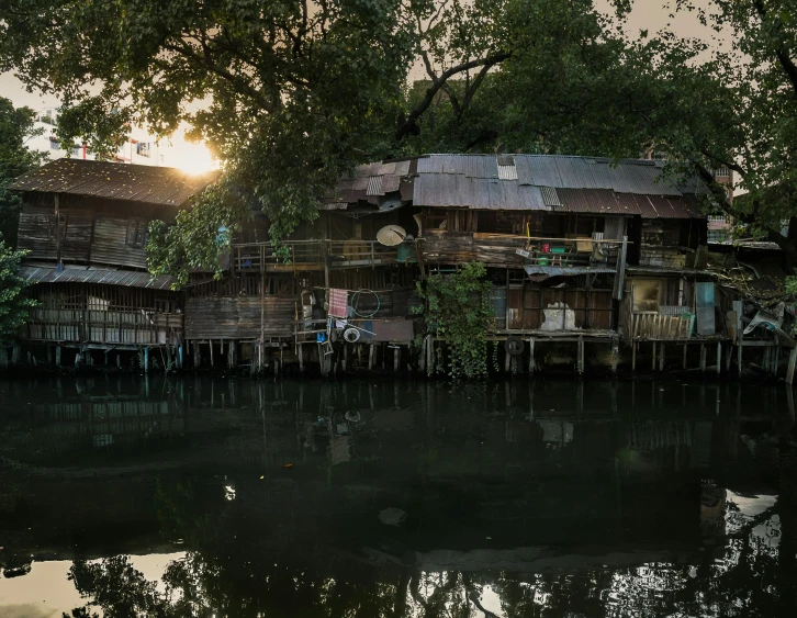 a group of houses built into the side of a lake