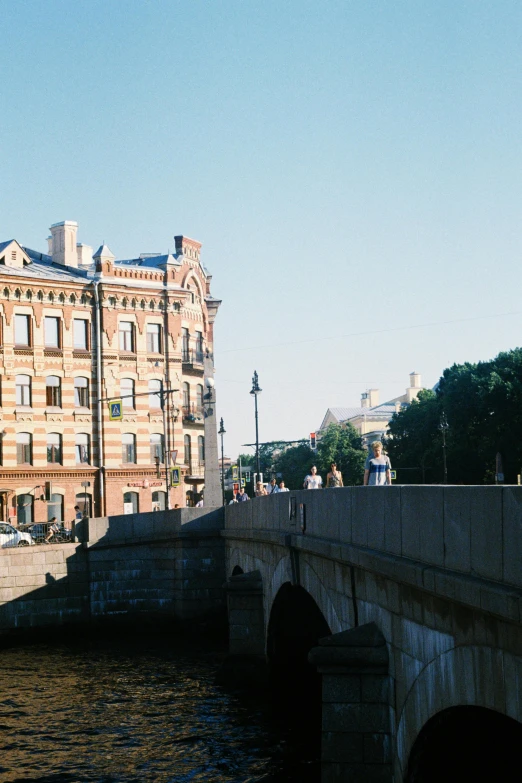 the bridge has an arch to the side on it