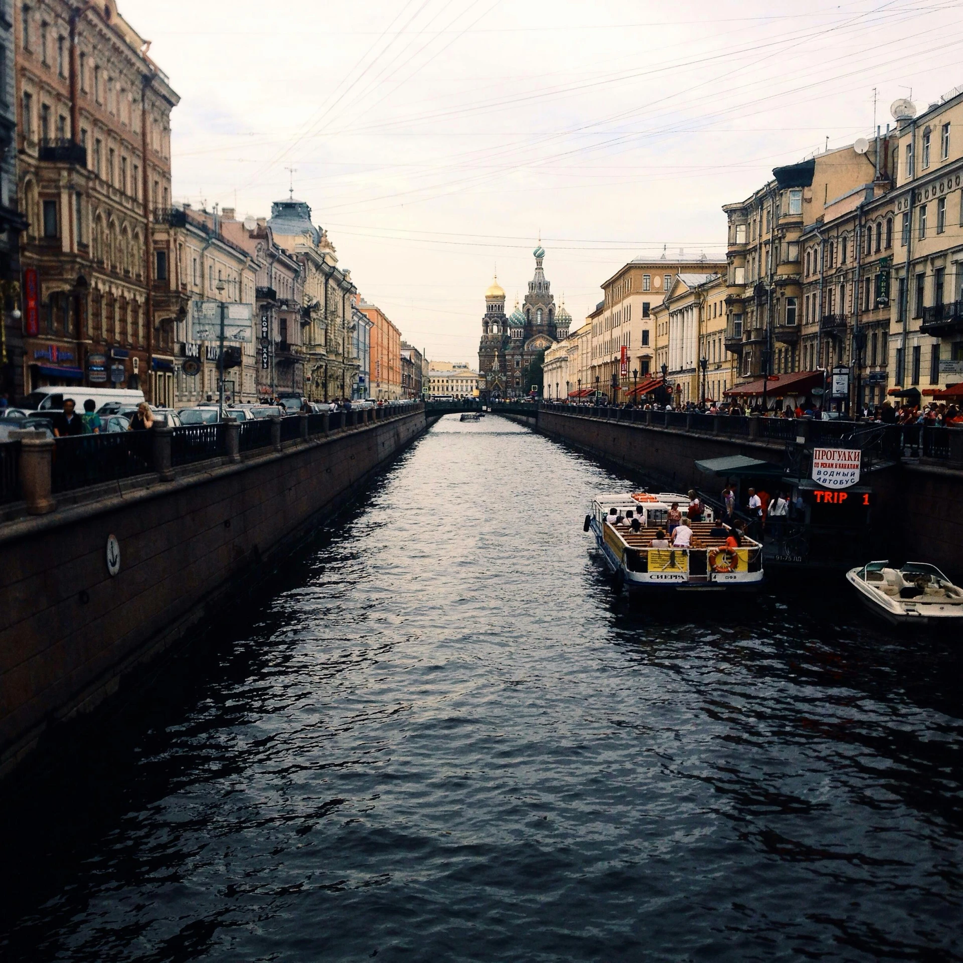 there is a boat traveling down the river in the city