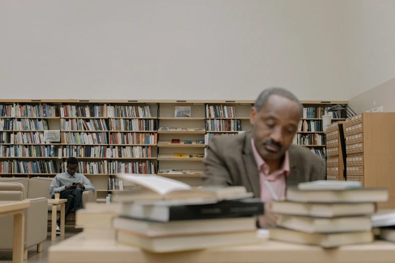 a man sitting at a table in a liry