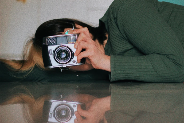 the woman is posing with her camera