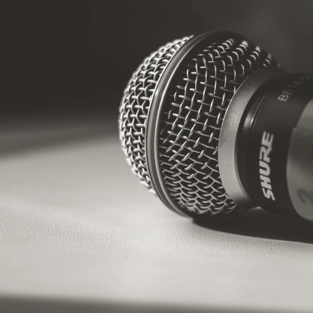 a microphone that is sitting on a table