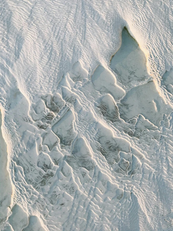 a picture of the top of a snowy hill