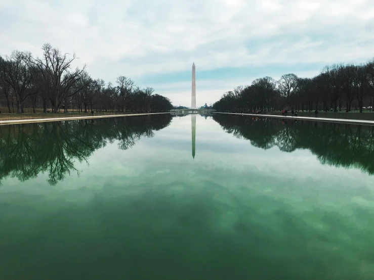 the reflecting pool at the washington monument