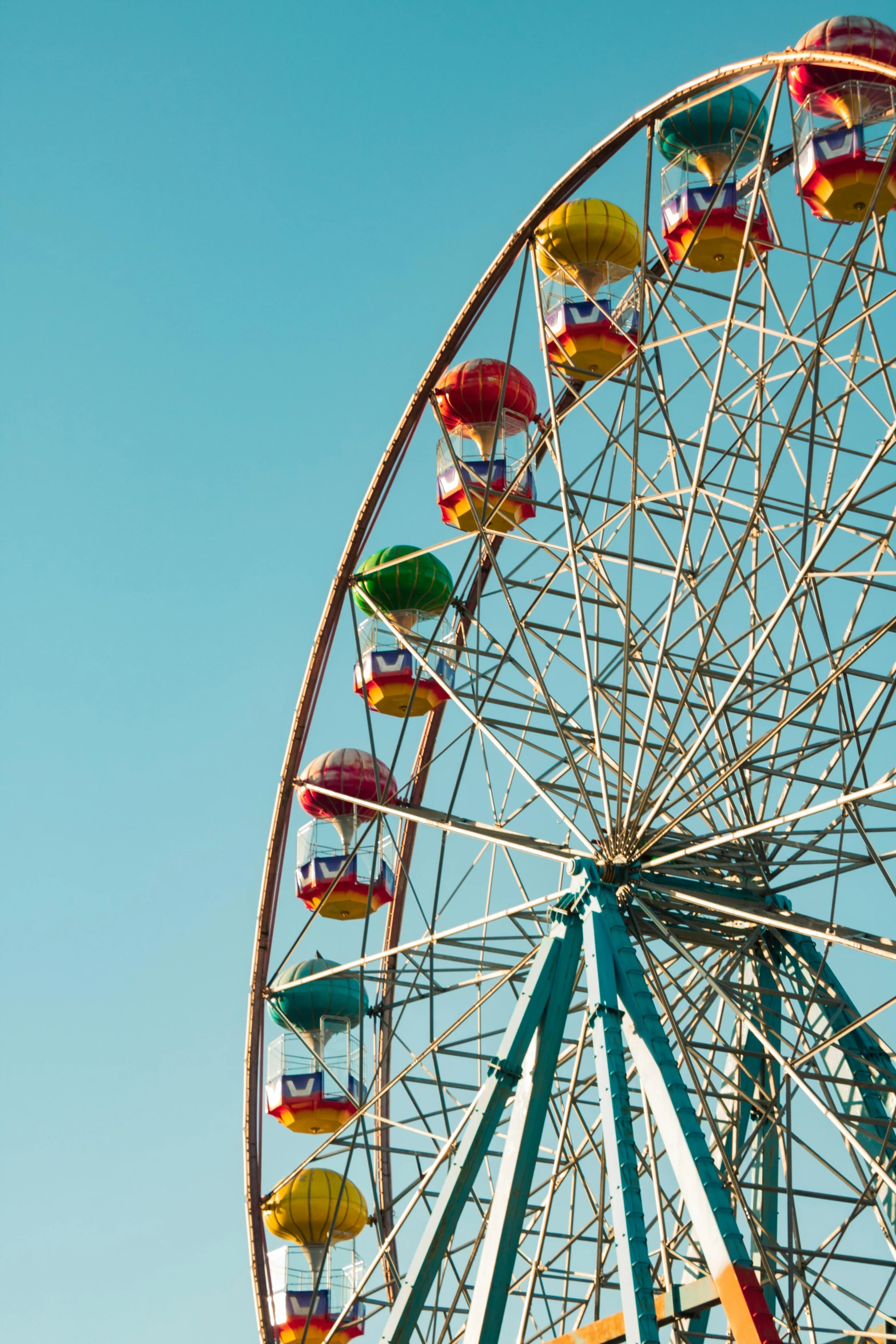 an amut wheel with colorful balls attached to it