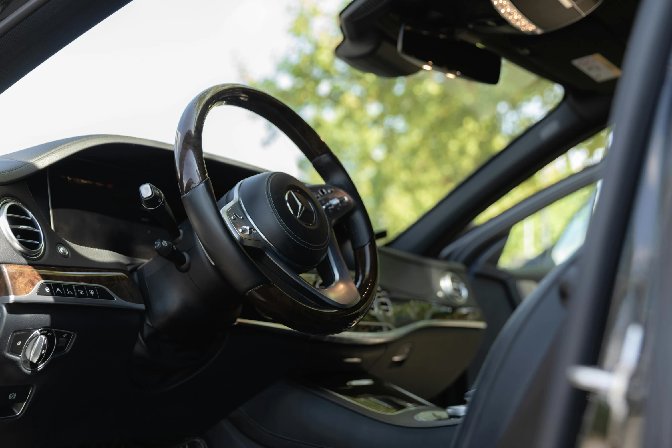 this is the steering wheel and the dashboard of a car