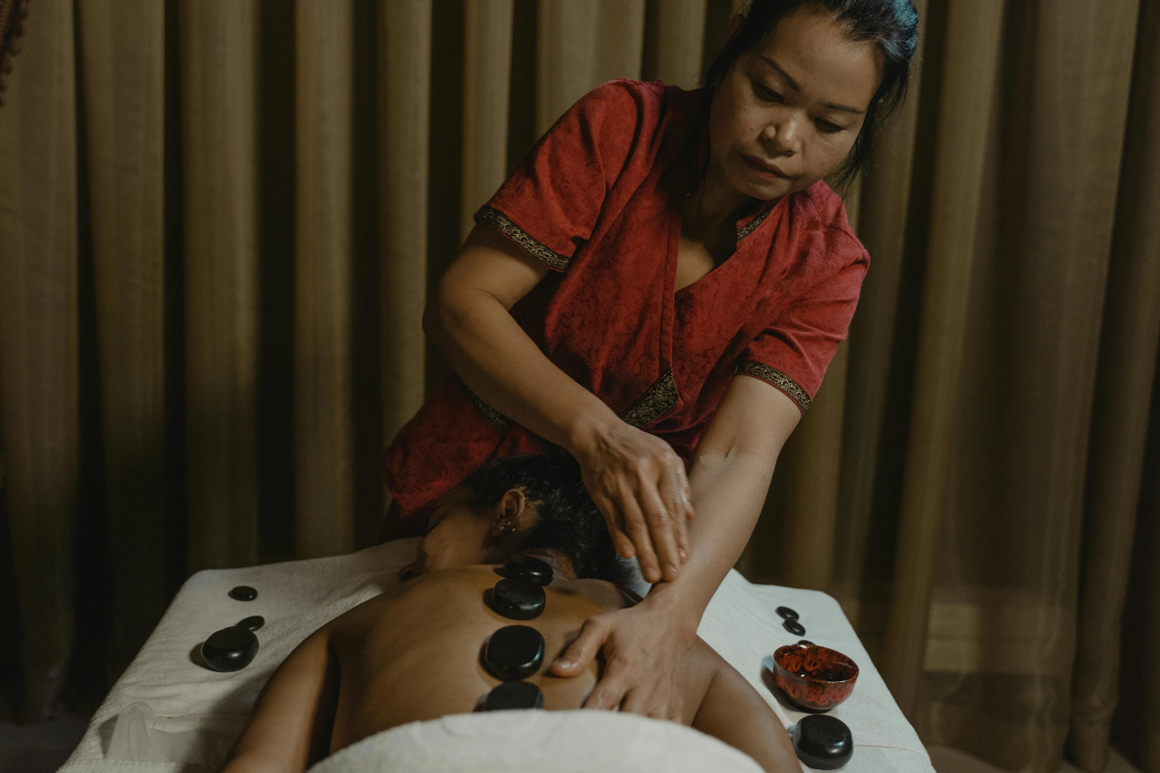 a woman getting acupant done by a man