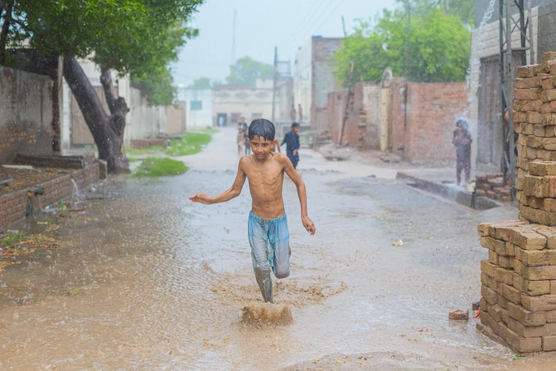 a  plays in the rain on the street