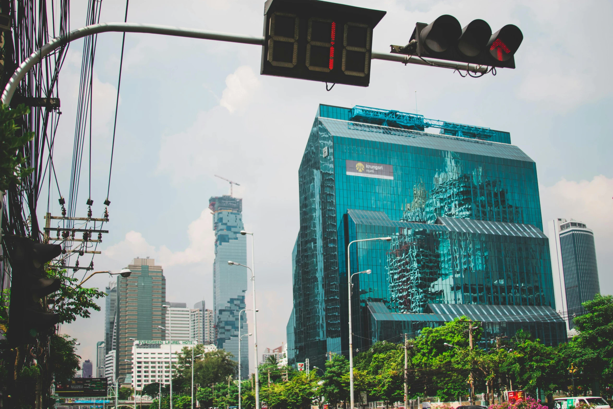 a traffic light at an intersection with some buildings