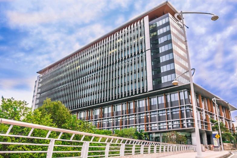 a very large building near a road in the day time