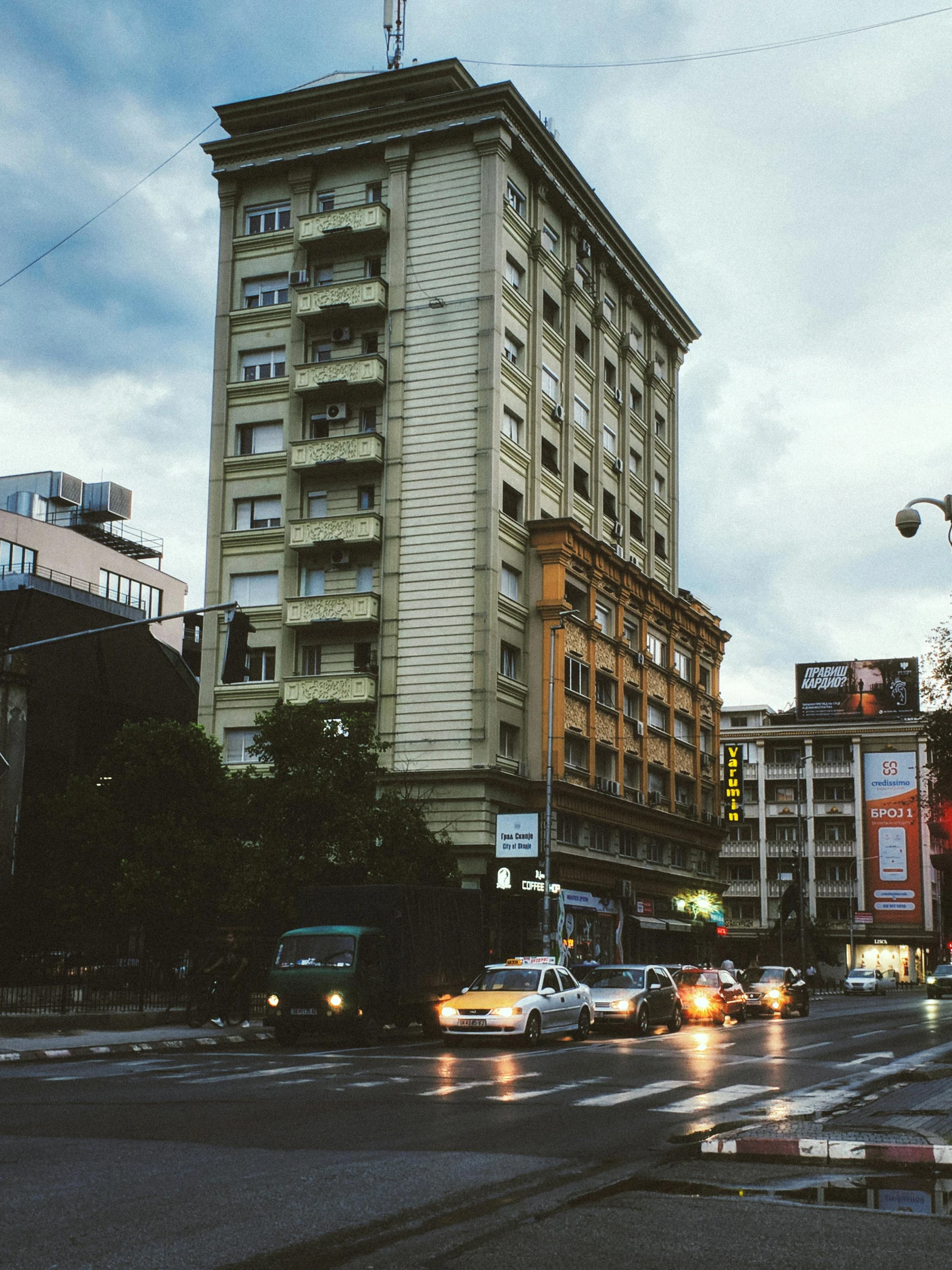 an image of a city street with traffic