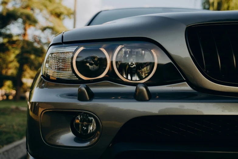 the hood light of a car that is sitting on the street