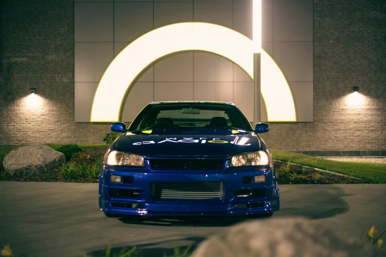 blue car in front of circular light