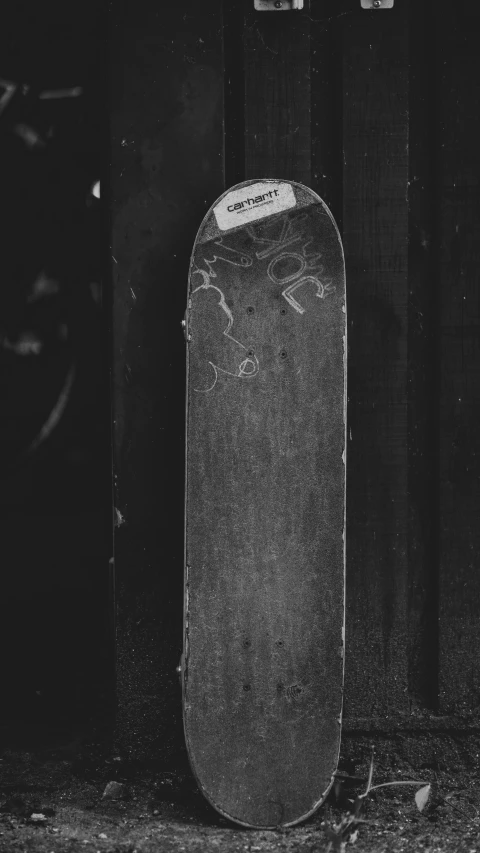 there is a skateboard leaning against a fence