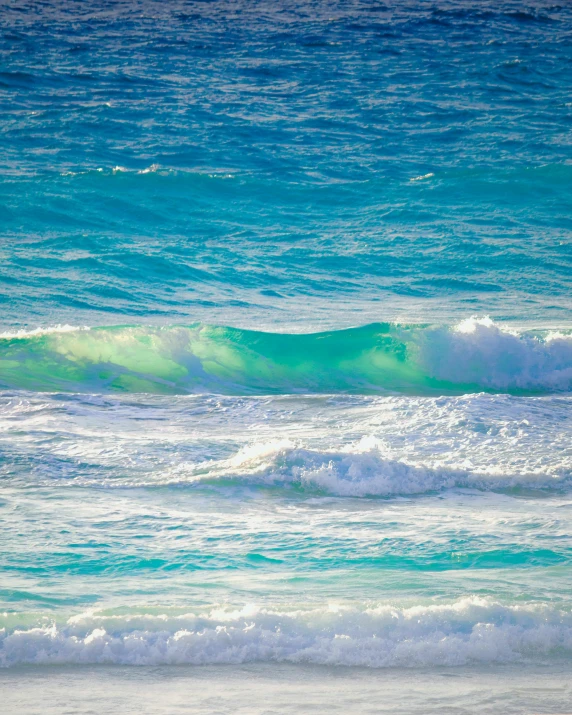 the ocean waves are green and white