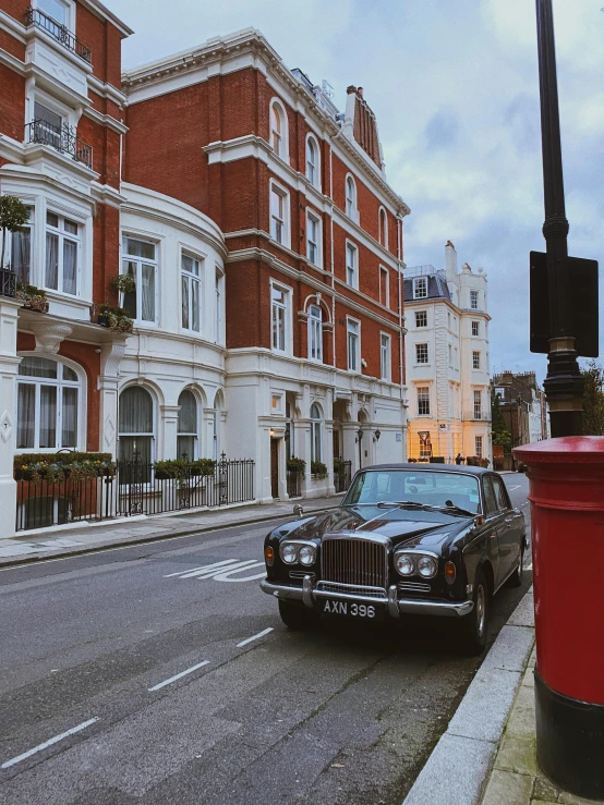 a car that is sitting next to a building