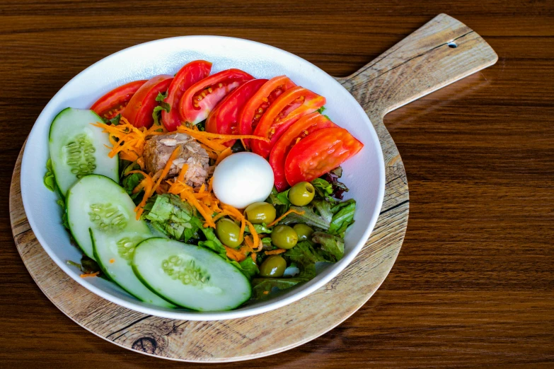 a healthy salad consisting of carrots, cucumbers and green pepper