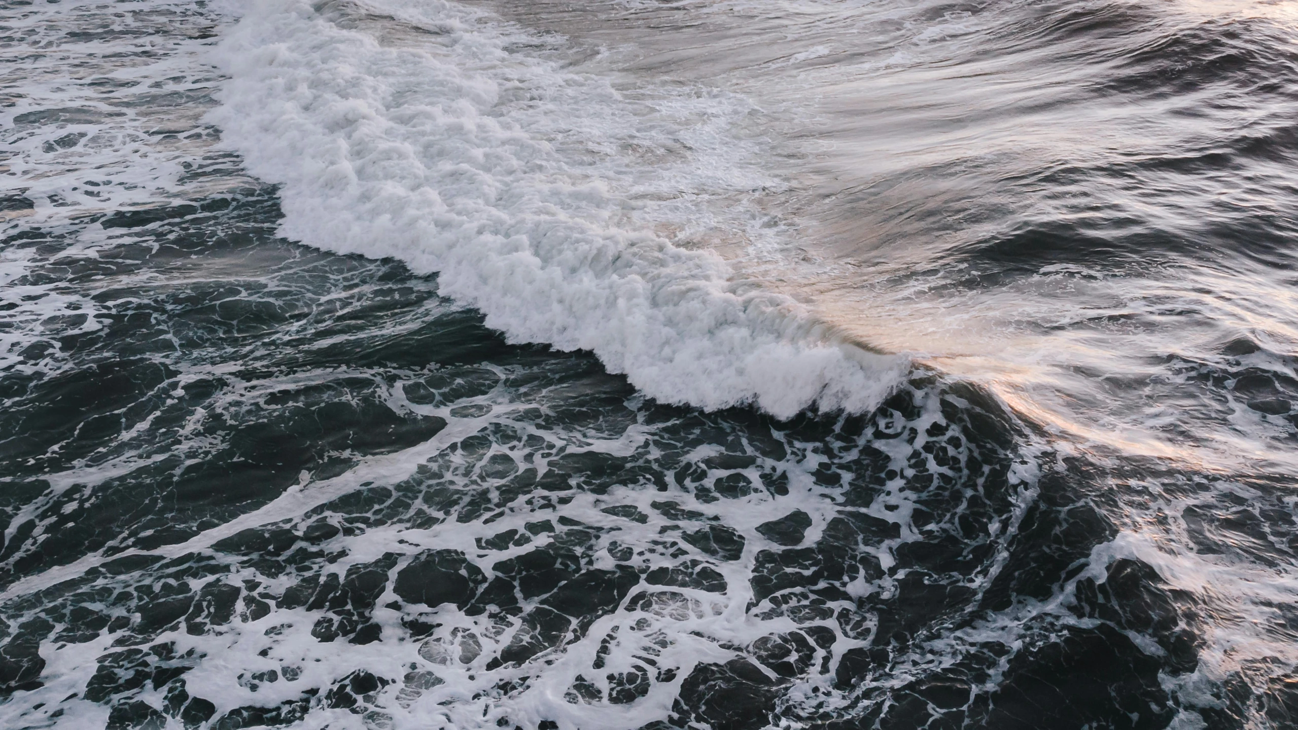 the view of the crashing wave from a ship