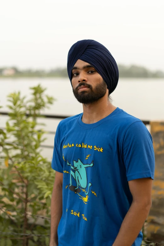 a man with a turban on is by the water