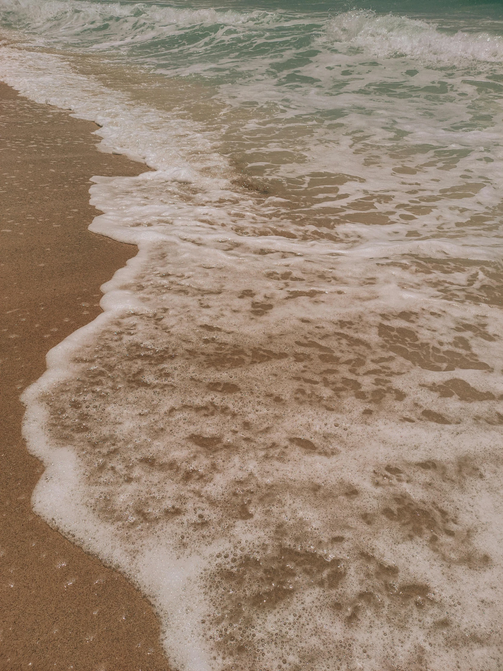 waves come ashore on the sandy shore of the ocean