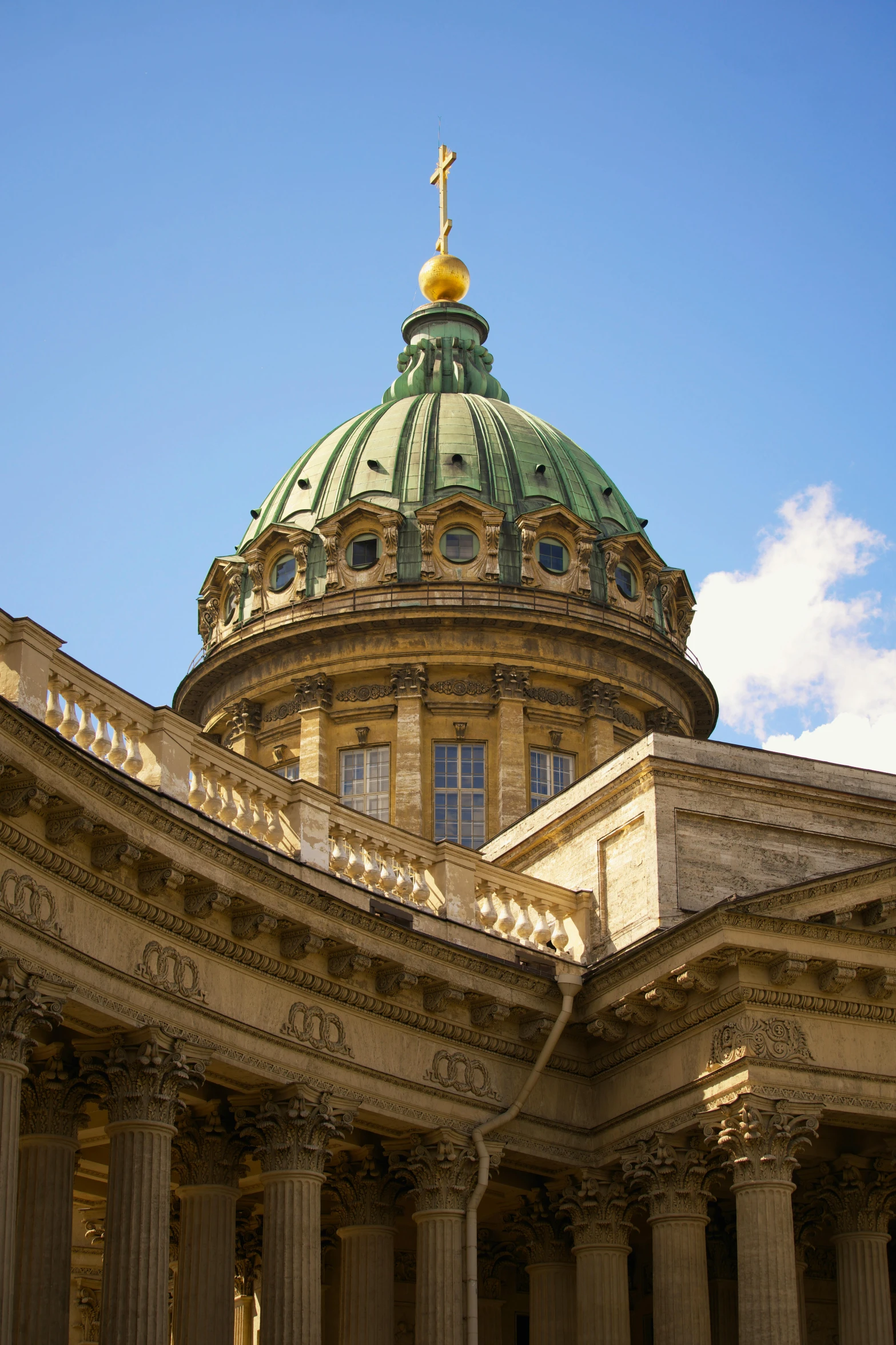 view of dome on top of historical building in daylight