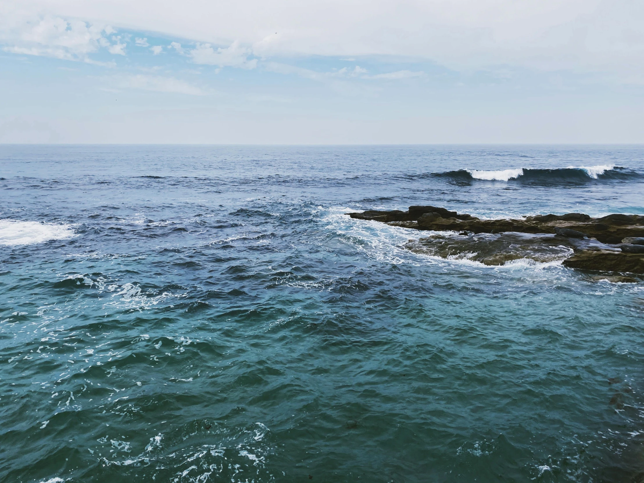 there is a wave coming in on the ocean