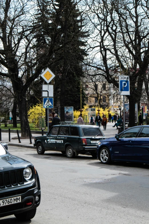 cars are parked in the parking lot of a busy city street